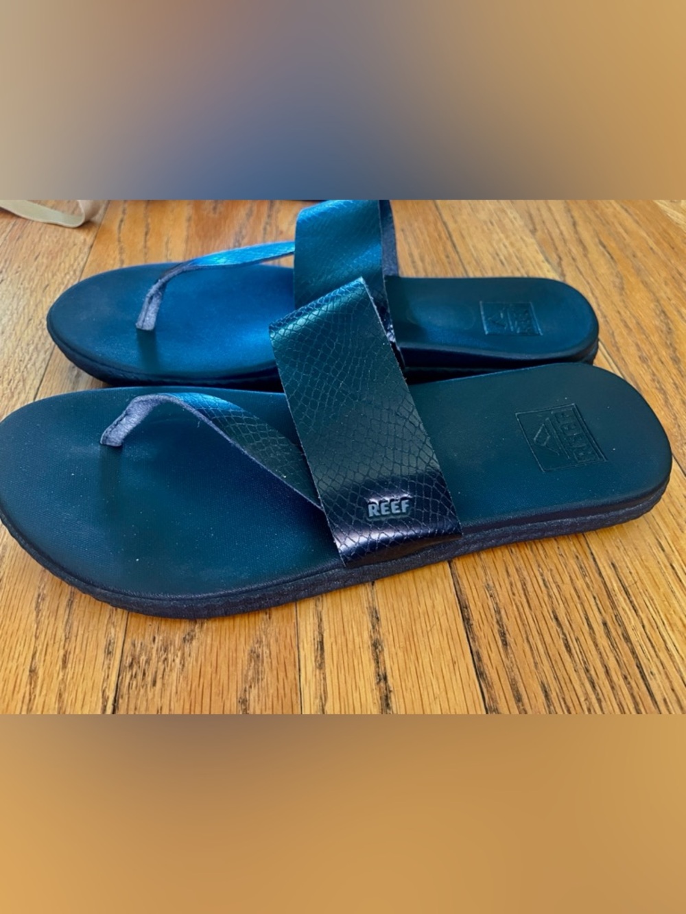 Reef cushion leather flip flop thongs. Sz 8 ladies. Black in  colour.